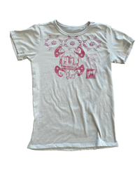 grey tee redish pink print