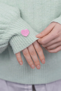 Image 2 of Pin's brodé cœur 