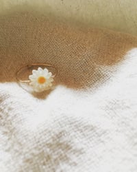 Image 1 of Bague Petite Marguerite Maison Léonard 