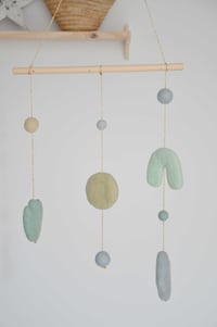 Image 4 of Mobile formes tonalités vert d'eau bleu