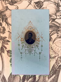 Image 2 of Trois petites photos colodion, bleu, rose et blanche, début 1900