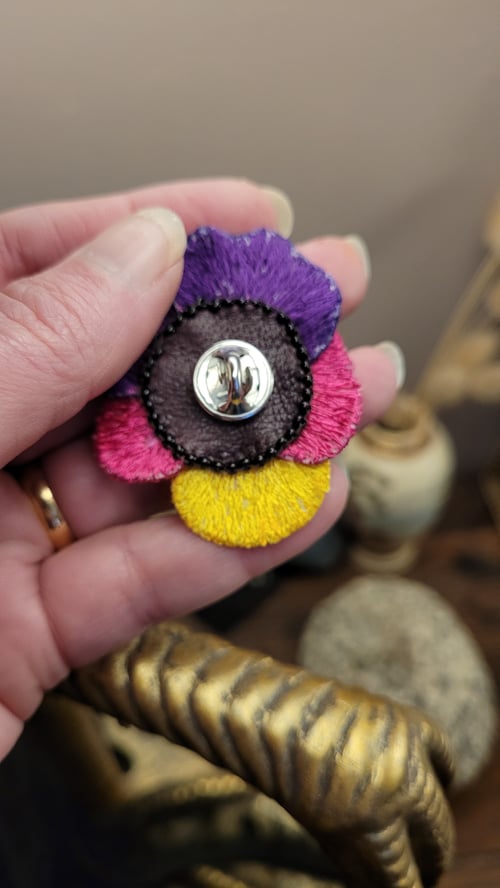 Image of Broche pins PENSEE A SOIE