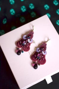 Image 1 of Pop Burgundy - Precieuses Boucles D'oreilles Brodées 