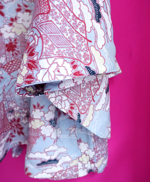 Image of Lyseblå kort kimono af silke med stregtegniner - vendbar