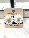 Daisy Flower earrings - White