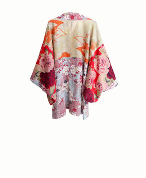 Image of kort kimono med store roser  - vendbar
