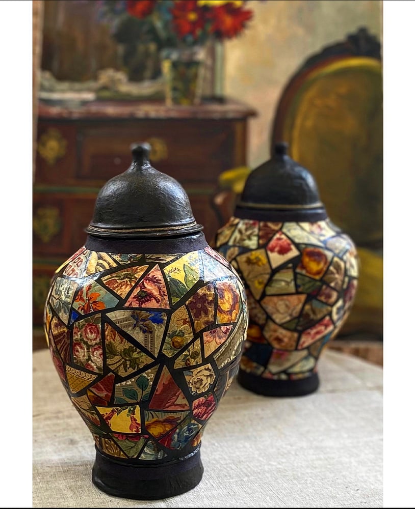 Image of Paire d’urnes en papier mâché et papiers peints anciens
