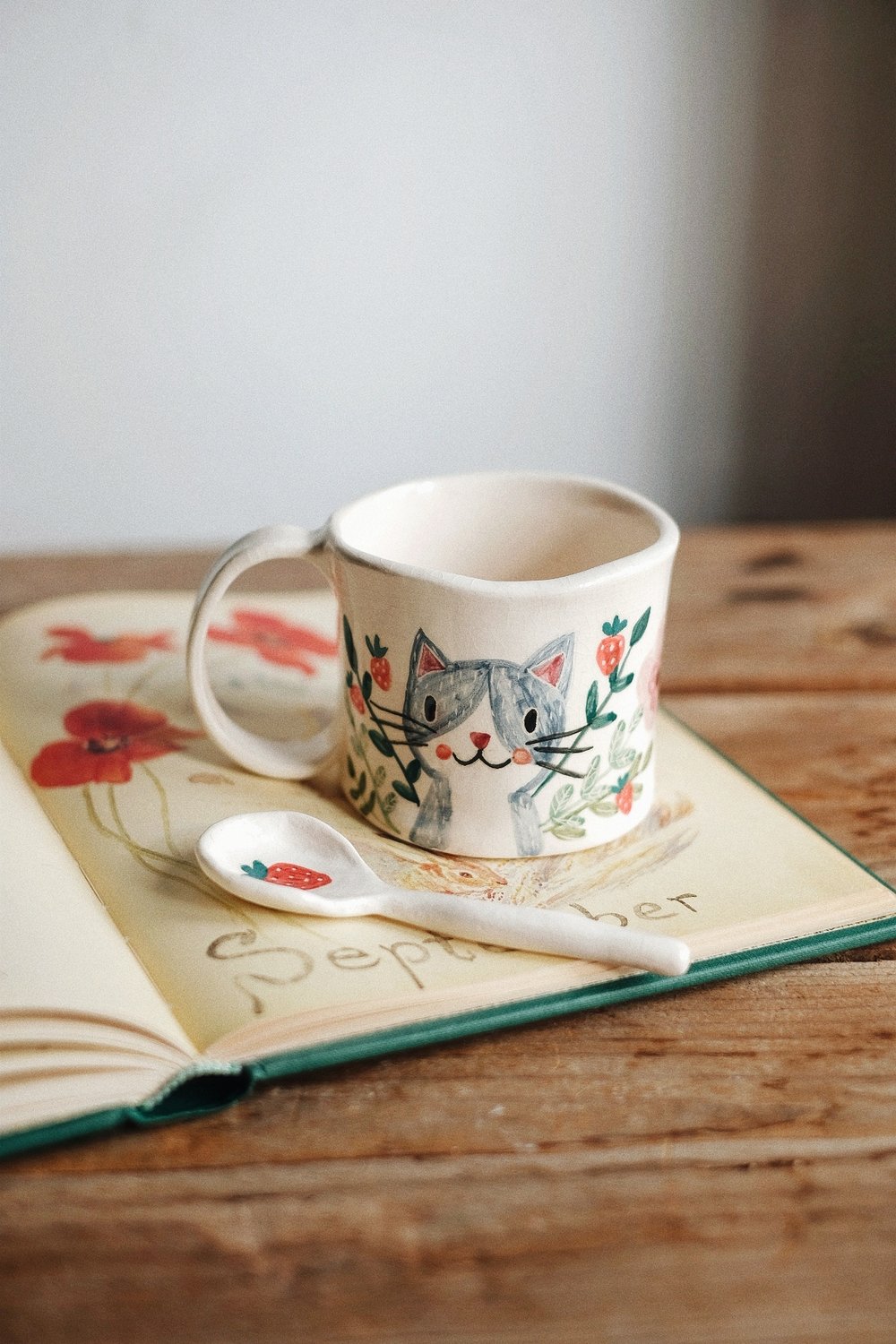 Image of PREVENTA TAZA GATA CON FRESAS, cerámica hecha a mano.