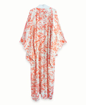 Image of Hvid silkekimono med orange blomstersilhuetter