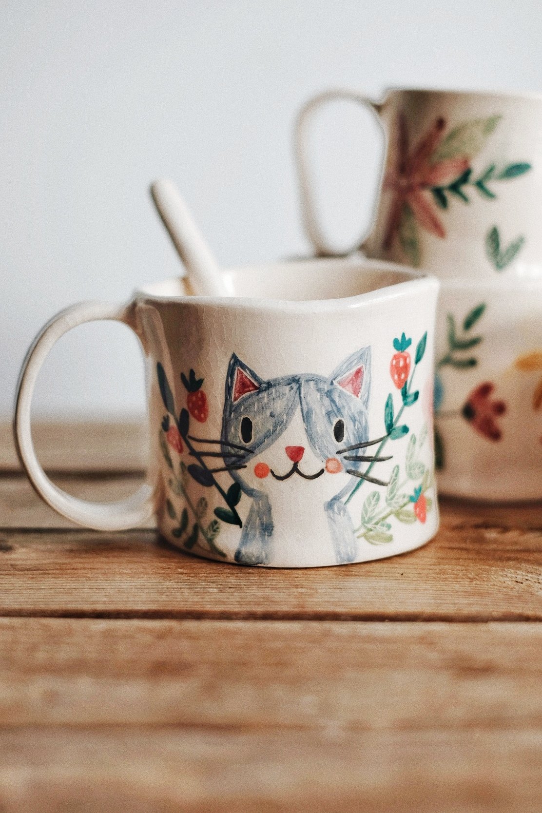 Image of PREVENTA TAZA GATA CON FRESAS, cerámica hecha a mano.