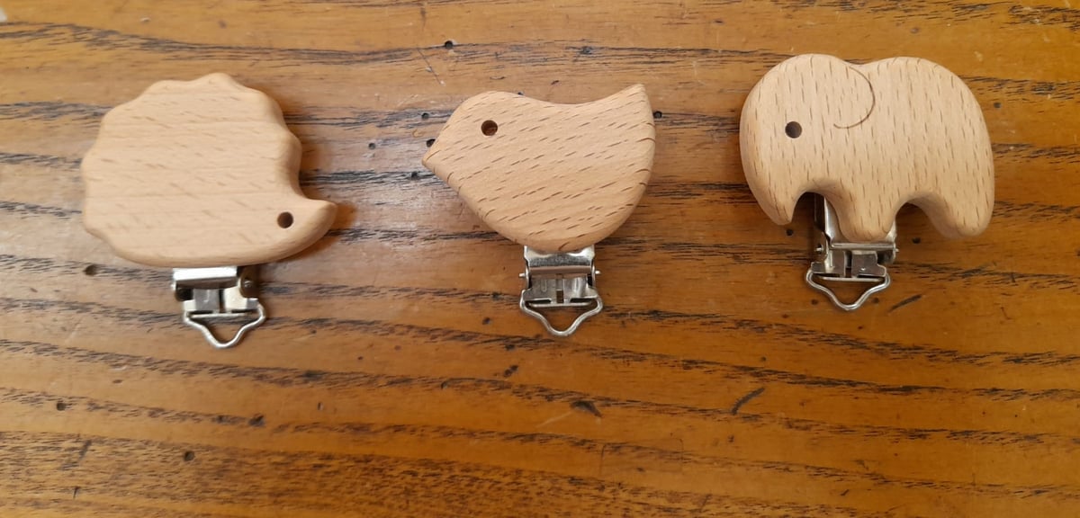 Mola para prende chupetas em madeira - Disponível em loja física