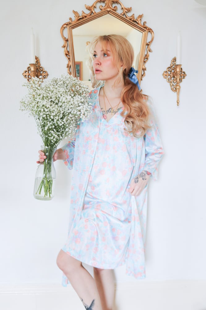 Image of Vintage 1970s Vanity Fair Two Piece Pastel Rose Nightgown and Robe (Medium)