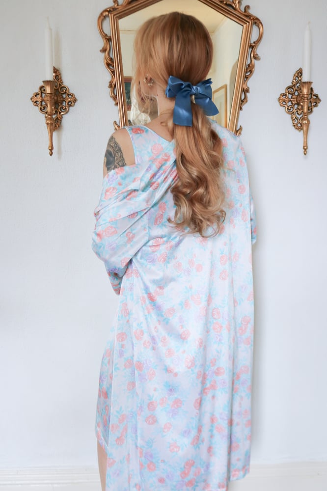 Image of Vintage 1970s Vanity Fair Two Piece Pastel Rose Nightgown and Robe (Medium)