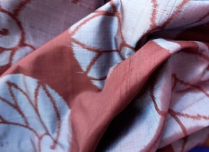 Image of Kort kimono - maroni farvet silke med kejsertræblade