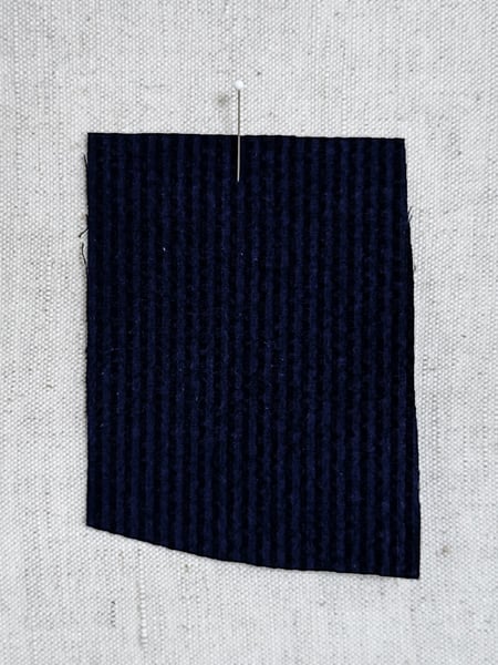 Image of Italiensk seersucker - mørkeblå/sort stribet