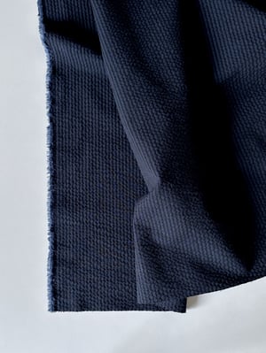 Image of Italiensk seersucker - mørkeblå/sort stribet