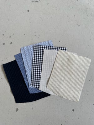 Image of Italiensk seersucker - mørkeblå/sort stribet