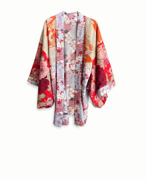 Image of kort kimono med store roser  - vendbar