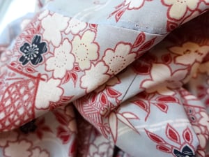 Image of kort kimono med store roser  - vendbar