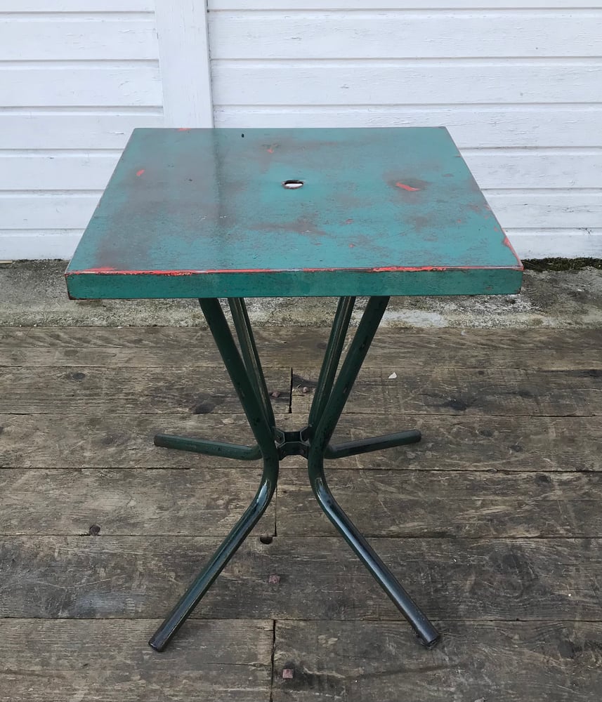 Image of Tables Tolix carrées