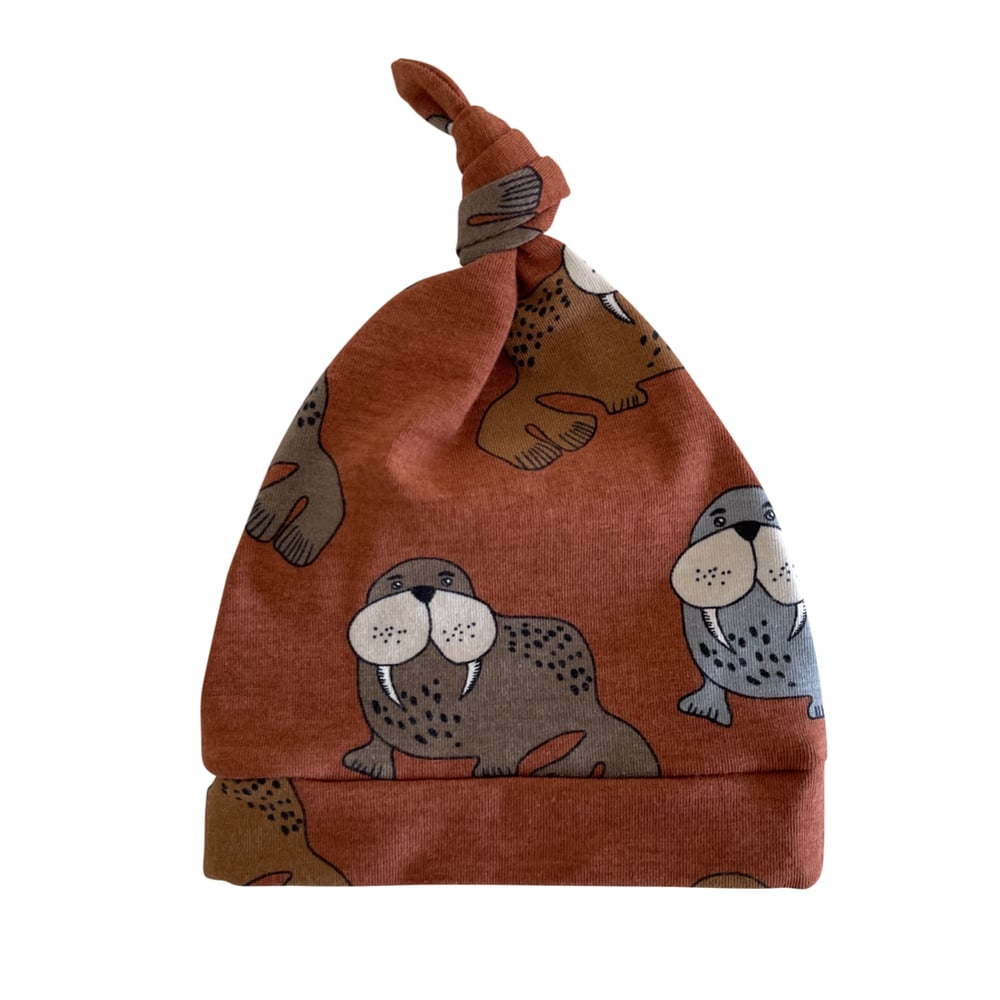 Image of walrus knotted hat rust