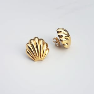 MAUNA KEA Large Shell Tassel Earrings