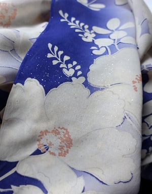 Image of Blå kimono af rayon  med strandroser og berberis/ 'Too Fairy'