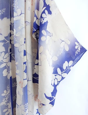 Image of Blå kimono af rayon  med strandroser og berberis/ 'Too Fairy'