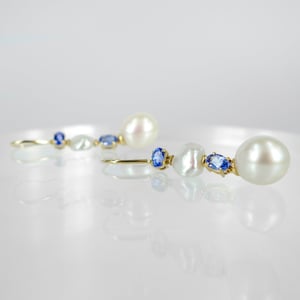Image of 9ct yellow gold Keshi & South Sea Pearl drop earrings. PJ6023