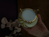 Image 4 of Magnifique boîte à bijoux en opaline peinte à décor de fleurs,  XIXème, début Art Nouveau