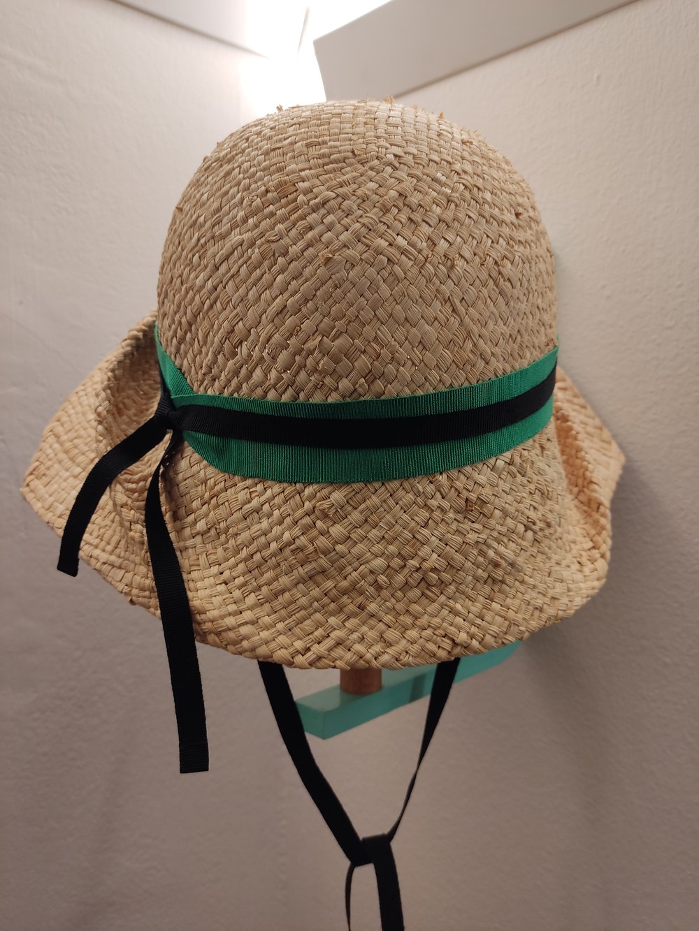 Image of Cloche con nastro a righe verde e nero