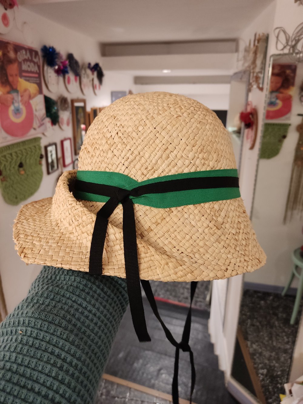 Image of Cloche con nastro a righe verde e nero