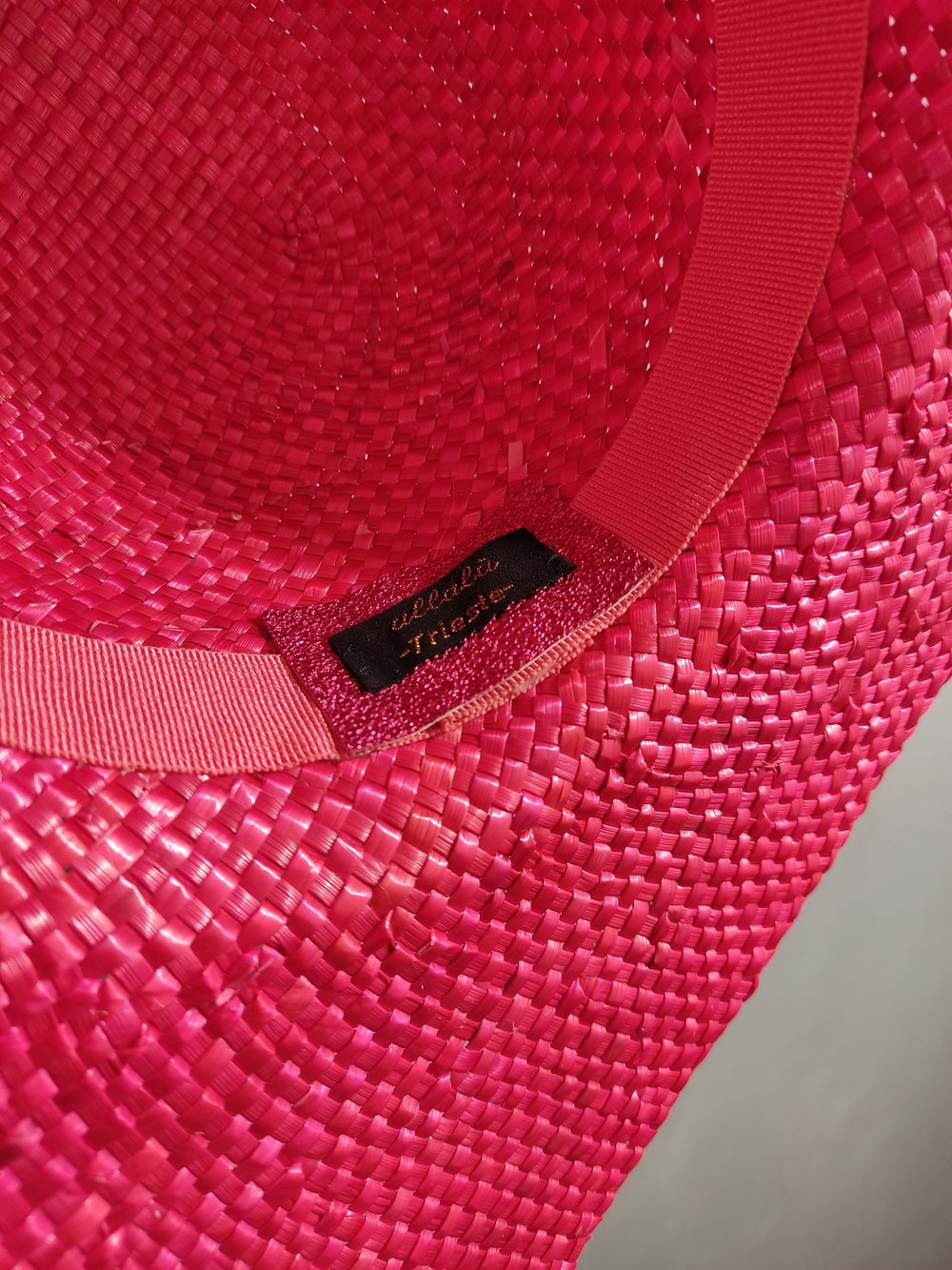 Image of Cappello fucsia lucido con pois