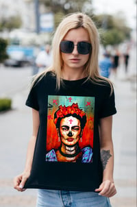 Image 3 of CAMISETA DE FRIDA KHALO DÍA DE MUERTOS 