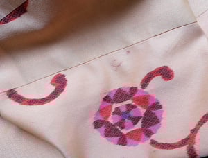 Image of Silkekimono i ferskenfarver m. pinke rosetter /'Too Fairy'- kimono