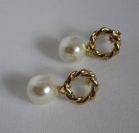 Image 2 of Kate Middleton Princess of Wales Duchess of Cambridge Inspired Replikate Twisted Rope Pearl Earrings