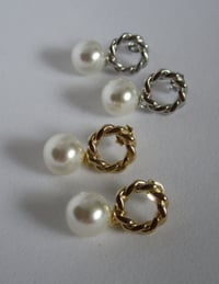 Image 3 of Kate Middleton Princess of Wales Duchess of Cambridge Inspired Replikate Twisted Rope Pearl Earrings