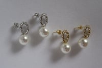 Image 4 of Kate Middleton Princess of Wales Duchess of Cambridge Inspired Replikate Twisted Rope Pearl Earrings