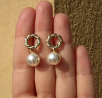 Image 5 of Kate Middleton Princess of Wales Duchess of Cambridge Inspired Replikate Twisted Rope Pearl Earrings