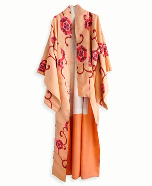 Image of Silkekimono i ferskenfarver m. pinke rosetter /'Too Fairy'- kimono