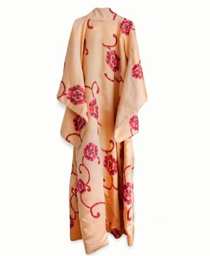 Image of Silkekimono i ferskenfarver m. pinke rosetter /'Too Fairy'- kimono