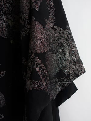 Image of Kort kimono  af sort silke med metaliske bregneblade