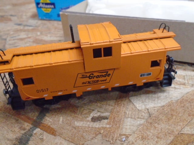 ATHEARN HO SCALE 257 RIO GRANDE WIDE VISION CABOOSE