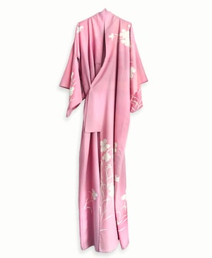 Image of Rosa silkekimono med hvide kornblomster