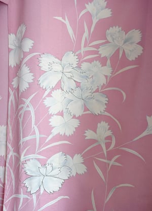 Image of Rosa silkekimono med hvide kornblomster