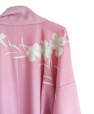 Image of Rosa silkekimono med hvide kornblomster