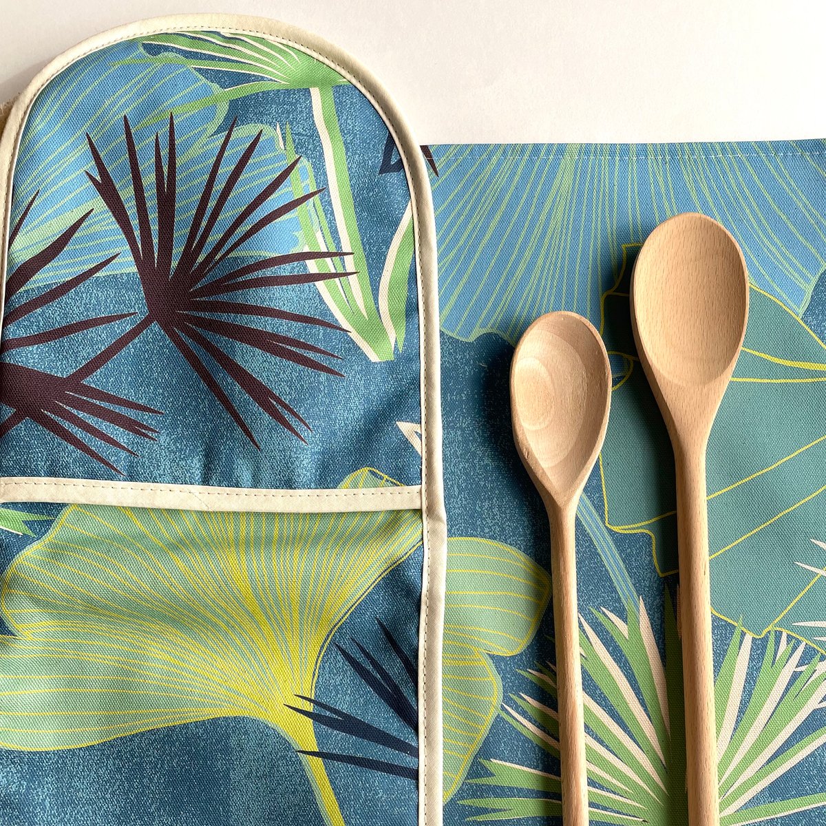 Image of Ginkgo Jungle Oven Gloves and Tea Towel - Blues