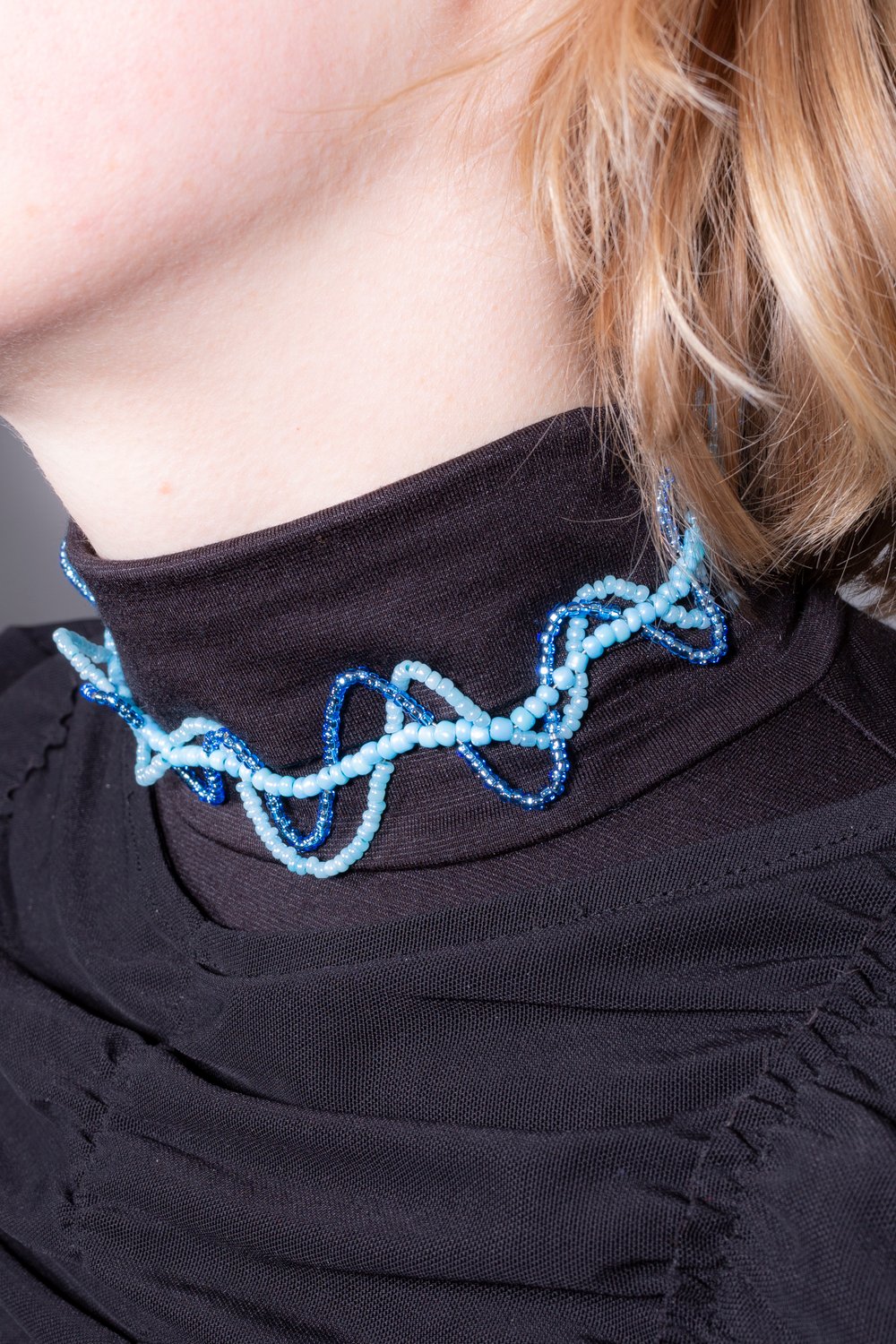THE BLUE-CURLY-COLLAR NECKLACE