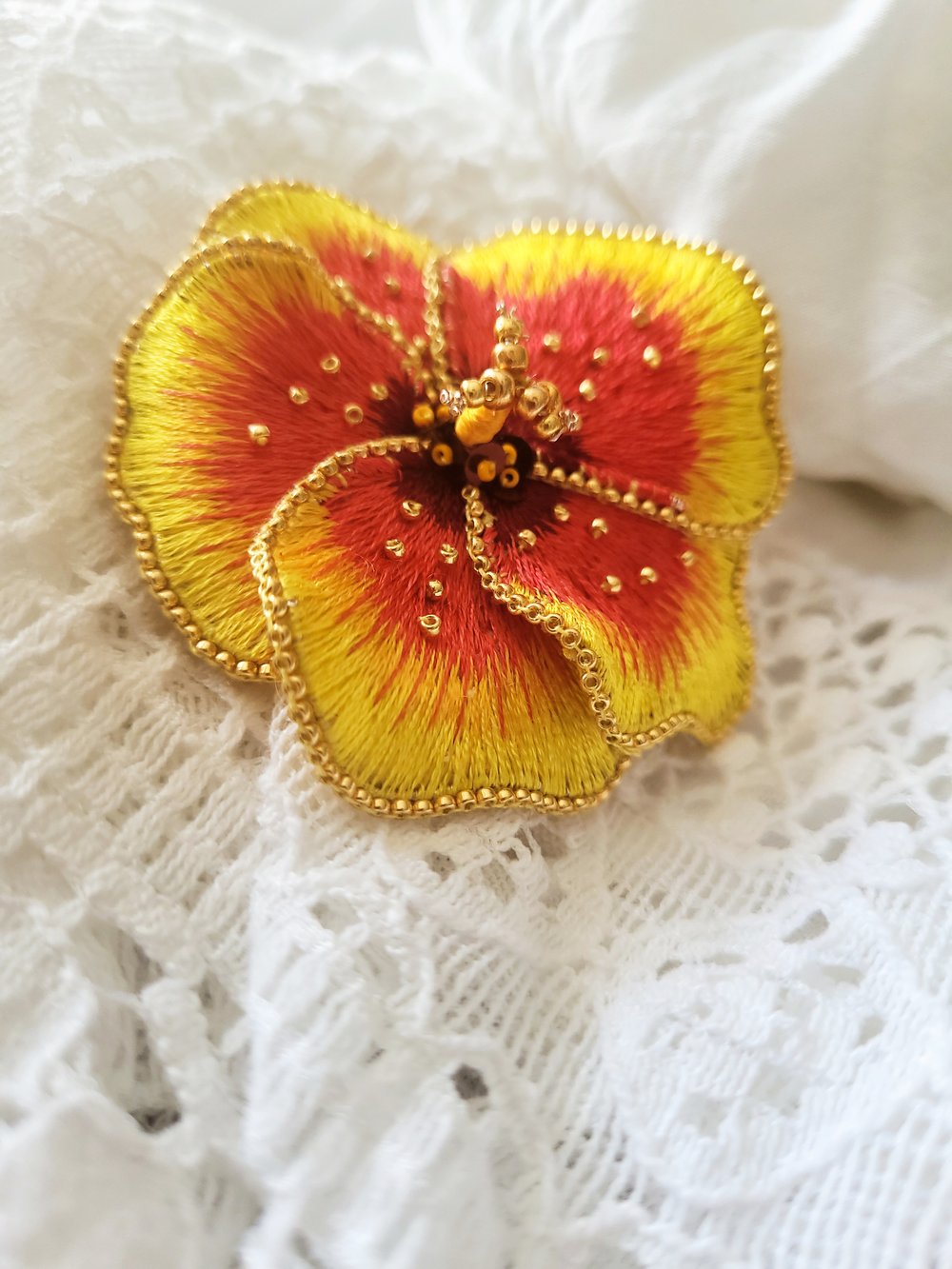 Image of broche broderie HIBISCUS