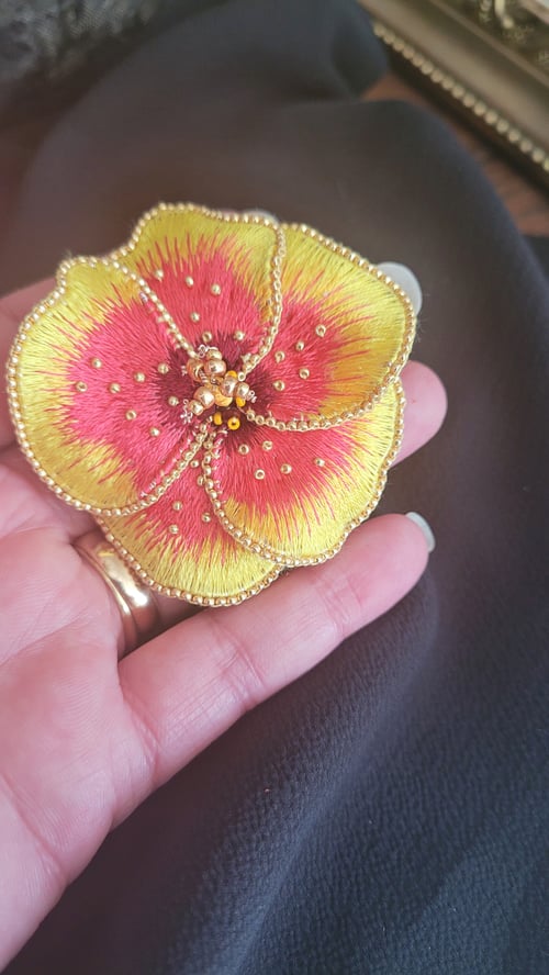 Image of broche broderie HIBISCUS